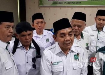 Sekretaris DPC PKB Grobogan, Mukhlisin, saat memberikan keterangan terkait dukungan kepada Cak Imin untuk menjabat sebagai Ketua Umum PKB kembali usai rapat pleno pada Sabtu, 17 Agustus 2024. (Eko Wicaksono/Lingkarjateng.id)