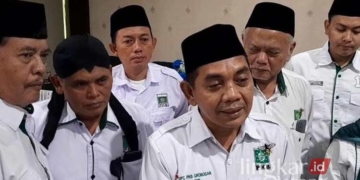 Sekretaris DPC PKB Grobogan, Mukhlisin, saat memberikan keterangan terkait dukungan kepada Cak Imin untuk menjabat sebagai Ketua Umum PKB kembali usai rapat pleno pada Sabtu, 17 Agustus 2024. (Eko Wicaksono/Lingkarjateng.id)