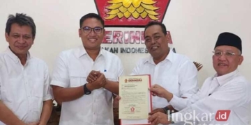 Setyo Hadi dan Sugeng Prasetyo saat menerima surat rekomendasi sebagai pasangan bacabup-bacawabup di Pilbup Grobogan dari Partai Gerindra yang diserahkan oleh Ketua DPD Gerindra Jateng, Sudaryono. (Instagram @setyohadi_grobogan/Lingkarjateng.id)