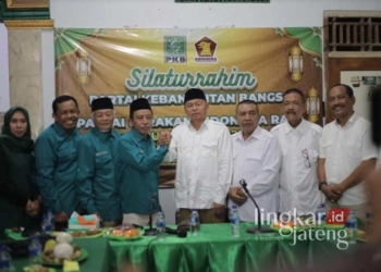 BANGUN KOMUNIKASI: Ketua DPC PKB Pati Bambang Susilo dan Ketua DPC Gerindra Pati Hardi bersalaman didampingi pengurus partai masing-masing, baru-baru ini. (Setyo Nugroho/Lingkarjateng.id)