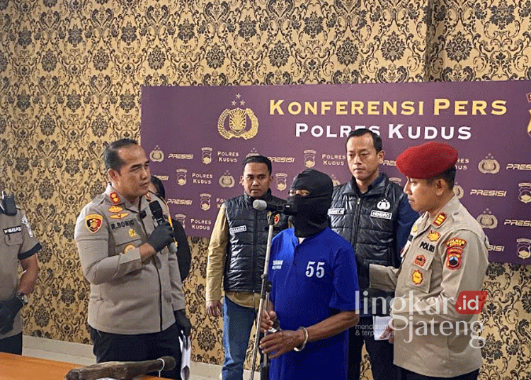 S (68), seorang suami warga Desa Mlati Lor yang tega membunuh istrinya sendiri, C (70), saat dihadirkan di konferensi pers Polres Kudus pada Selasa, 27 Agustus 2024. (Mohammad Fahtur Rohman/Lingkarjateng.id)