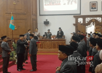 KHIDMAT: Suasana pelantikan dan pengambilan sumpah janji 50 anggota DPRD Kabupaten Pati periode 2024-2029 di Ruang Rapat Paripurna DPRD Pati pada Selasa malam, 27 Agustus 2024. (Dok. Lingkarjateng.id)