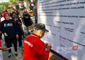 Suasana penandatanganan Pilkada Damai KPU Grobogan bersama Ikatan Jurnasil Televisi Indonesia (IJTI) Muria Raya pada Minggu, 11 Agustus 2024. (Eko Wicaksono/Lingkarjateng.id)