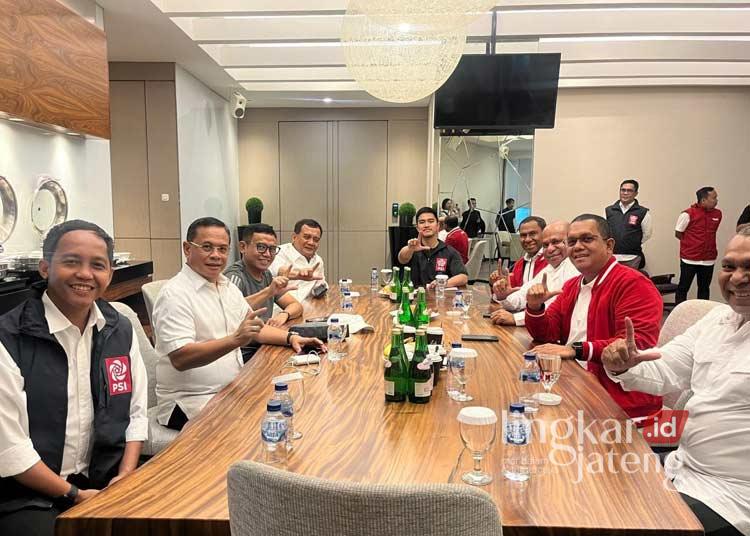 Sudewo saat foto bersama kader dan Ketua Uum PSI di Jakarta