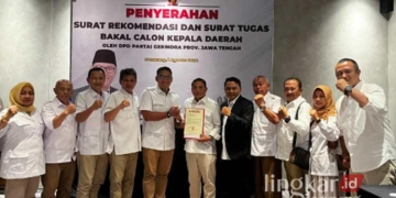 Sudewo dan Risma Ardhi Chandra saat menerima rekomendasi sebagai bakal calon bupati-wakil bupati di Pilkada Pati 2024 yang diserahkan oleh Ketua DPD Partai Gerindra Jateng, Sudaryono, di Semarang pada Kamis, 1 Agustus 2024 petang. (Dok. Lingkarjateng.id)