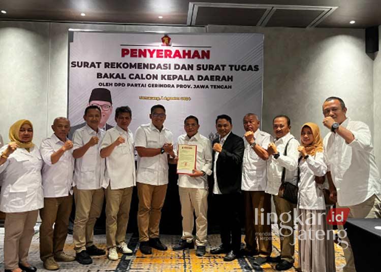 Sudewo dan Risma Ardhi Chandra saat menerima rekomendasi sebagai bakal calon bupati-wakil bupati di Pilkada Pati 2024 yang diserahkan oleh Ketua DPD Partai Gerindra Jateng, Sudaryono, di Semarang pada Kamis, 1 Agustus 2024 petang. (Dok. Lingkarjateng.id)