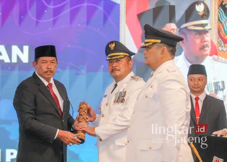 TERIMA AMANAH: Pj Gubernur Jateng Nana Sudjana memberikan tugas kepada Sujarwanto
Dwiatmoko untuk menjabat sebagai Pj Bupati Pati. Pelantikan di Gedung Gradhika Bhakti Praja
Gubernur, Kota Semarang, pada Sabtu, 10 Agustus 2024. (Dok. Pemprov Jateng/Lingkarjateng.id)