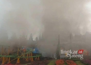 TERBAKAR: Salah satu unit di dalam objek wisata Taman Bunga Celosia, yang ada di Kecamatan Bandungan, Kabupaten Semarang terbakar pada Selasa, 6 Agustus 2024 sore. (Dok. Lingkarjateng.id)