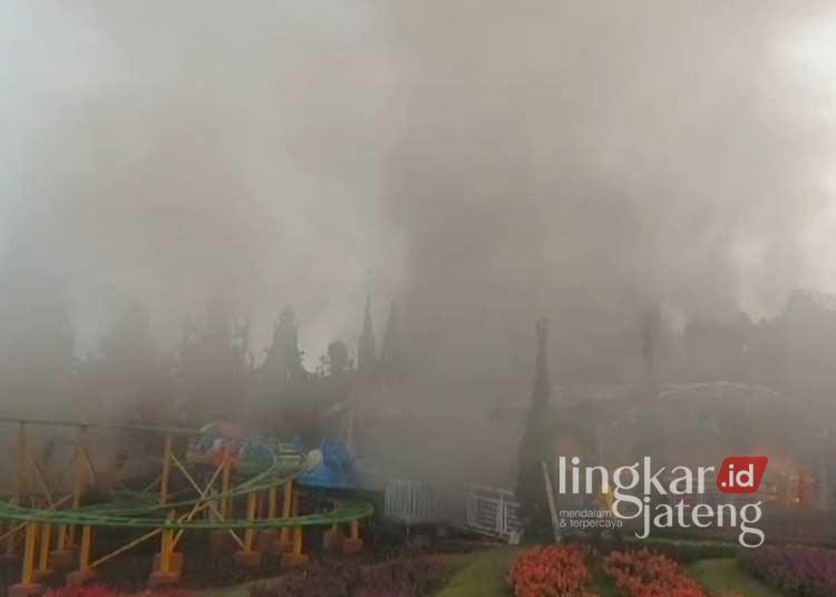 TERBAKAR: Salah satu unit di dalam objek wisata Taman Bunga Celosia, yang ada di Kecamatan Bandungan, Kabupaten Semarang terbakar pada Selasa, 6 Agustus 2024 sore. (Dok. Lingkarjateng.id)