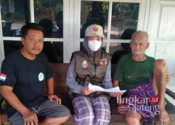 Tarpani (kanan) saat dijumpai oleh tim Pantarlih dari KPU Jepara yang melakukan coklit di rumahnya. (Muhammad Aminudin/Lingkarjateng.id)