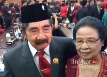 Anggota DPRD Kabupaten Semarang The Hok Hiong bersama sang istri usai pelantikan di Ruang Rapat Paripurna DPRD Kabupaten Semarang pada Selasa, 13 Agustus 2024. (Hesty Imaniar/Lingkarjateng.id)