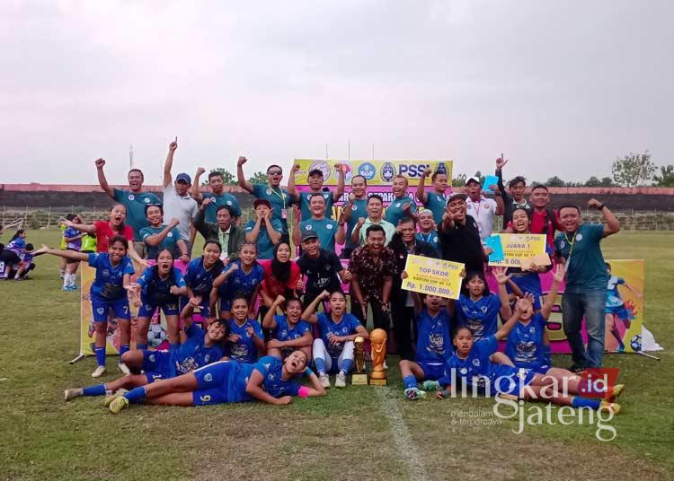 Tim Ratanika Semarang peraih juara 1 Kartini Cup ke-12 tahun 2024 setelah mengalahkan tim Ninas Jepara dalam laga final di Stadion Kamal Junaedi Jepara pada Jumat sore, 9 Agustus 2024. (Muhammad Aminudin/Lingkarjateng.id)