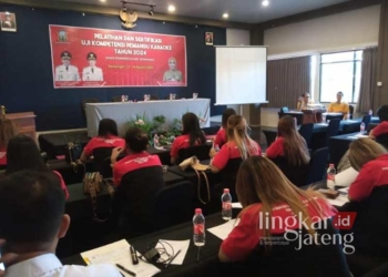 Para pemandu karaoke (PK) yang ada di Kabupaten Semarang nampak serius mengikuti kegiatan sertifikasi dan uji kompetensi dari Dinas Pariwisata (Disparta) Kabupaten Semarang selama dua hari pada 13-14 Agustus 2024 di salah satu hotel di Bandungan. (Hesty Imaniar/Lingkarjateng.id)