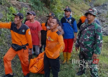 Personel gabungan saat mengevakuasi jasad warga Desa Damarwulan, Kecamatan Keling, Kabupaten Jepara, yang sebelumnya dilaporkan hilang. (Tomi Budianto/Lingkarjateng.id)
