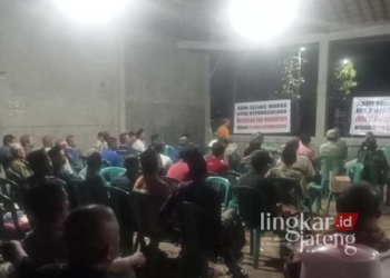 MUSYAWARAH: Puluhan warga Dukuh Kepoh, Desa Kepohkencono, Kecamatan Pucakwangi, Kabupaten Pati, bermusyawarah untuk menolak Pj. Kades yang memiliki hubungan kerabat dengan Ketua BPD setempat pada Minggu malam, 18 Agustus 2024. (Arif Febriyanto/Lingkarjateng.id)