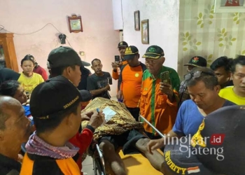 Sugito (70), warga Desa Ujungwatu RT 02/RW 01, Kecamatan Donorojo, Kabupaten Jepara, yang sempat dilaporkan jatuh ke laut dan hilang saat mengantar rombongan pemancing, kini telah ditemukan dalam keadaan meninggal dunia di Perairan Pantai Bringin, Desa Bumiharjo, Kecamatan Keling, pada Minggu, 18 Agustus 2024, sekira pukul 08.50 WIB pagi. (Tomi Budianto/Lingkarjateng.id)