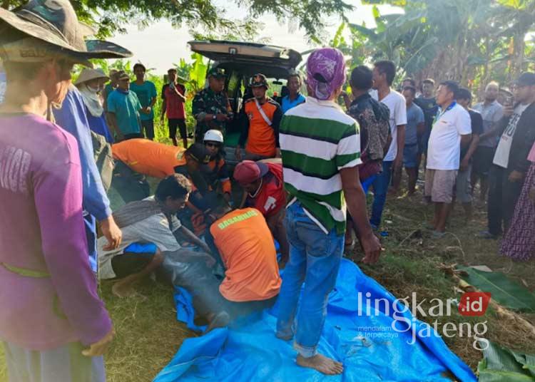 Warga Kayen Pati Ditemukan Tewas di Sungai Silugonggo Setelah Pamit Mancing, Ini Kronologinya 25 Proses evakuasi jasad Agus yang ditemukan meninggal dunia setelah pamit memancing di Sungai Silugonggo turut Desa Talun, Kecamatan Kayen, Pati, pada Senin, 5 Agustus 2024. (Arif Febriyanto/Lingkarjateng.id)