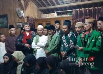 Pembacaan sikap PCNU Grobogan yang diwakili oleh Banom Ansor Grobogan terkait persekusi kiai di Rengasdengklok, Karawang, pada Senin malam, 12 Agustus 2024. (Eko Wicaksono/Lingkarjateng.id)