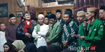 Pembacaan sikap PCNU Grobogan yang diwakili oleh Banom Ansor Grobogan terkait persekusi kiai di Rengasdengklok, Karawang, pada Senin malam, 12 Agustus 2024. (Eko Wicaksono/Lingkarjateng.id)