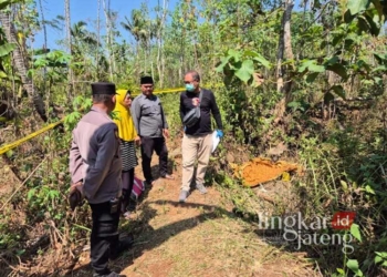 Polsek Pabelan dan beberapa petugas gabungan tengah mengevakuasi penemuan jenazah seorang pria di perkebunan yang ada di Dusun Tunggakrejo, Desa Semowo, Kecamatan Pabelan, Kabupaten Semarang, pada Selasa, 20 Agustus 2024. (Dok. Polres Semarang/Lingkarjateng.id)
