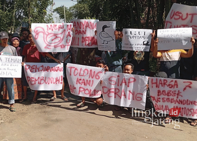 MENUNTUT: Sejumlah Warga Desa Sidosari, Kecamatan Kesesi, Kabupaten Pekalongan, menuntut agar kasus dugaan penganiayaan almarhum Bima diusut tuntas pada Selasa, 13 Agustus 2024. (Fahri Akbar/Lingkarjateng.id)