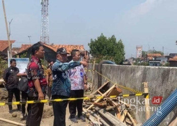 Wakil Wali Kota Pekalongan, H. Salahudin, melakukan peninjauan terhadap pembangunan stasiun pompa baru di wilayah Kelurahan Tirto, Kecamatan Pekalongan Barat, sebagai upaya penanganan banjir di wilayah tersebut pada Rabu siang, 21 Agustus 2024. (Fahri Akbar/Lingkarjateng.id)