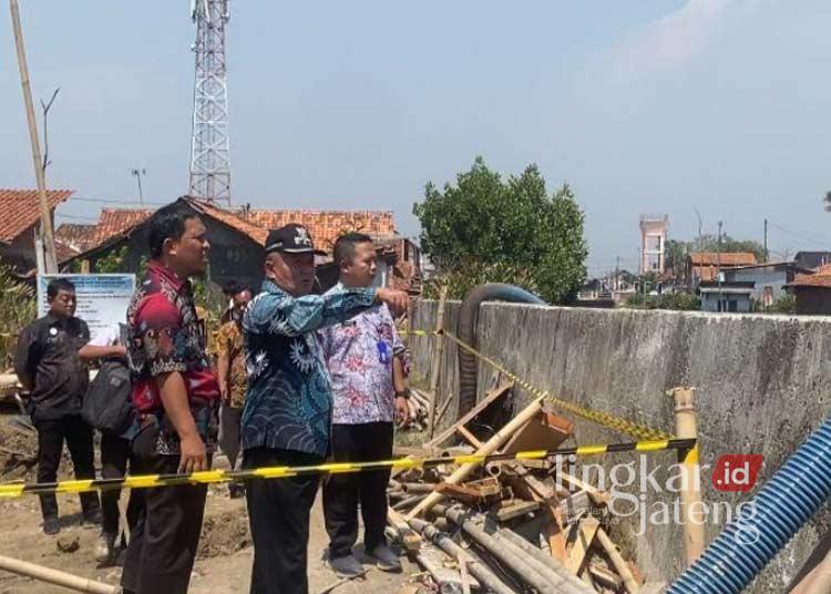 Wakil Wali Kota Pekalongan, H. Salahudin, melakukan peninjauan terhadap pembangunan stasiun pompa baru di wilayah Kelurahan Tirto, Kecamatan Pekalongan Barat, sebagai upaya penanganan banjir di wilayah tersebut pada Rabu siang, 21 Agustus 2024. (Fahri Akbar/Lingkarjateng.id)