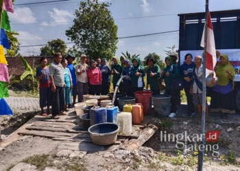 Warga Desa Gembyungan merasa senang mendapatkan bantuan air bersih dari pemerintah Kabupaten Blora. (Hanafi/Lingkarjateng.id)