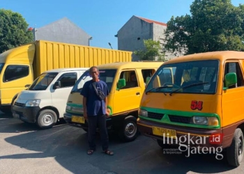 Salah satu pengemudi angkutan pedesaan (angkudes) di Kabupaten Kudus. (Mohammad Fahtur Rohman/Lingkarjateng.id)