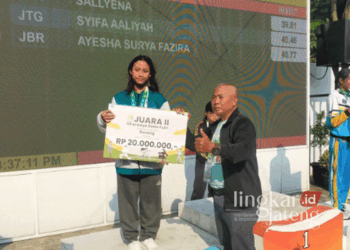 Atlet renang asal Jepara, Syifa Aaliyah, saat meraih medali perak mewakili Jateng di Olimpiade Olahraga Siswa Nasional (O2SN) SMK tingkat nasional. (Tomi Budianto/Lingkarjateng.id)