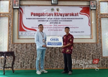 BPJS Kesehatan Kontribusi Ciptakan Desa Wisata yang Inklusif di Pati 26 Kepala BPJS Kantor Cabang Pati secata simbolis menyerahkan peralatan P3K dalam program Pengabdian Masyarakat dosen dan mahasiswa studi hukum program magister Universitas 17 Agustus 1945 (Untag) Semarang angkatan 46 di Balai Desa Bageng, Kecamatan Gembong, Kabupaten Pati, Jumat, 2 Juli 2024. (Setyo Nugroho/ Lingkarjateng.id)