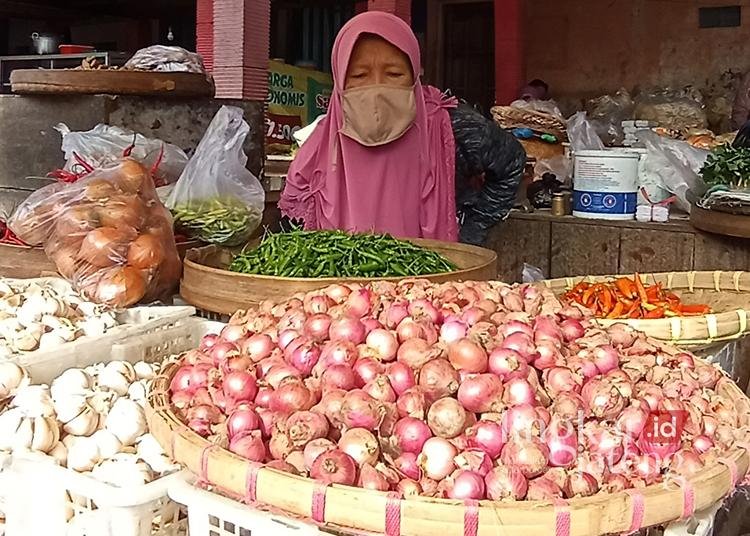 Harga Cabai Tak Kunjung Turun, Pedagang Kuliner di Salatiga Pasrah 25 KOMODITAS: Pedagang cabai menunggui lapaknya di pasar tradisional Salatiga, belum lama ini. (Angga Rosa/Lingkarjateng.id)