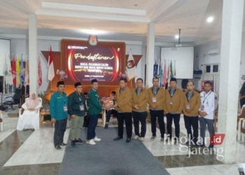 Ketua KPU Kendal Khasanudin mengembalikan berkas kepada Ketua DPC PKB Kendal Muhammad Maknun. (Unggul Priambodo/Lingkarjateng.id)