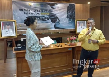 Kepala Bidang Perizinan dan Non Perizinan pada DPMPTSP Kendal, Dwi Haryadi, saat menjelaskan fitur cetak mandiri pada aplikasi DIANTER eMMPING PEDES di kantor DPMPTSP setempat, Kamis, 8 Agustus 2024. (Dok. Pribadi/Lingkarjateng.id)