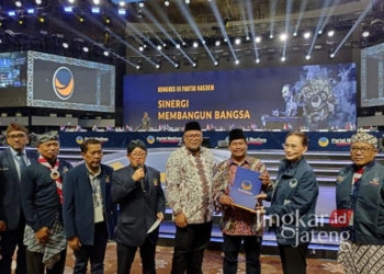 Pasangan bakal calon Bupati Rembang Harno-Hanies saat menerima surat keputusan B1KWK dari DPP NasDem di Gedung JCC Jakarta pada Senin 26 Agustus 2024. (Dok. Pribadi/Lingkarjateng.id)