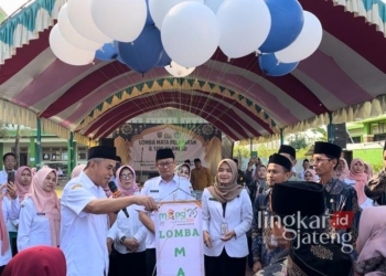 SAH: Pembukaan secara simbolis dilakukan oleh Koordinator Satkordikcam Mayong Supeno dengan pelepasan balon. (Muhammad Aminudin/Lingkarjateng.id)