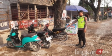 OLAH TKP: Anggota Polsek Pulokulon melakukan olah TKP aksi pencurian sepeda motor milik tukang parkir di pasar Tuko, Kecamatan Pulokulon, Grobogan. (Dok. Lingkarjateng.id)