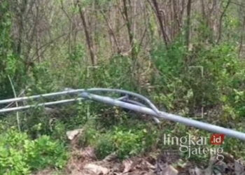 Kondisi tiang lampu di Jalur Blora-Randublatung yang dirobohkan orang tak dikenal. (Hanafi/Lingkarjateng.id)