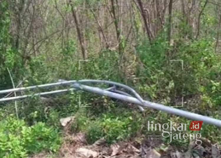 Kondisi tiang lampu di Jalur Blora-Randublatung yang dirobohkan orang tak dikenal. (Hanafi/Lingkarjateng.id)