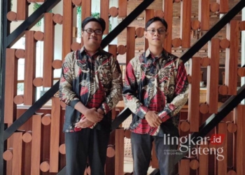 Dua Pemuda bernama Rully Syahputra dan Eqtadha Bilhaq penerima penghargaan Satya Bhakti Lancana. (Dok. Lingkarjateng.id)