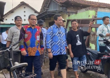 MENINJAU: Wali Kota Pekalongan, Achmad Afzan Arslan Djunaid, saat meninjau lokasi hunian baru bagi 20 WTP Kampung Bugisan pada Kamis sore, 1 Agustus 2024. (Kominfo Kota Pekalongan/Lingkarjateng.id)
