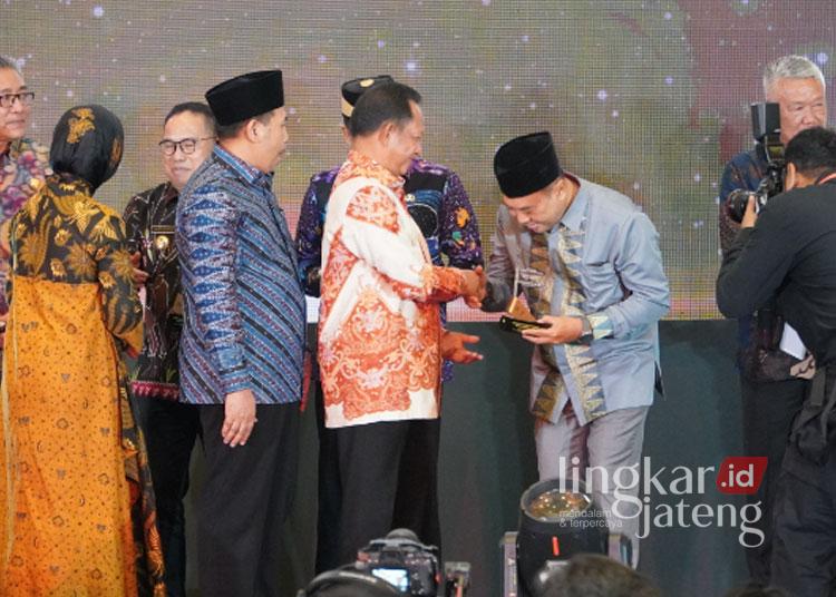 Pj Bupati Jepara Terima Penghargaan Pelayanan Publik Terbaik dari Mendagri 25 BERSALAMAN: Penjabat (Pj) Bupati Jepara Edy Supriyanta saat menerima penghargaan dari Menteri Dalam Negeri (Mendagri) Tito Karnavian dalam acara Apresiasi Kinerja Penjabat Kepala Daerah 2024 yang diselenggarakan di The Tribrata Hotel & Convention Center Jakarta, Jumat 30 Agustus 2024. (Kominfo Jepara/Lingkarjateng.id)