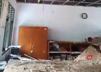 Kondisi plafon ruang guru SDN Sendanggayam pasca ambrol. (Dok. Lingkarjateng.id)