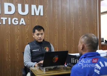 PEMERIKSAAN: Penyidik Satreskrim Polres Salatiga memeriksa pelaku pencurian dengan pemberatan di Mapolres, Jumat, 2 Agustus 2024. (Dok. Lingkarjateng.id)