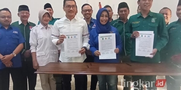 Ketua DPC Partai Gerindra Salatiga Yuliyanto (baju putih), Ketua DPC Partai Demokrat Salatiga Diah Sunarsasi dan Ketua DPC PKB Salatiga Saiful Mashud menandatangani kerjasama partai dalam menghadapi Pilkada 2024 di Salatiga pada Kamis, 22 Agustus 2024. (Angga Rosa/Lingkarjateng.id)
