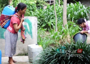 Sejumlah warga di daerah rawan kekeringan di Kecamatan Argomulyo, Kota Salatiga saat mencari air bersih di sumber air yang masih mengalir, belum lama ini. (Dok. Lingkarjateng.id)