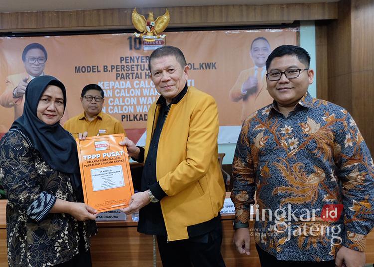 Bakal calon wakil bupati (bacawabup) di Pilkada Kabupaten Semarang 2024, Nur Arifah mewakili bakal calon bupati (bacabup) Ngesti Nugraha yang berhalangan hadir menerima surat rekomendasi dari DPP Hanura yang diserahkan Wakil Ketua Umum DPP Hanura Herry Lontung Siregar  di Jakarta pada Kamis, 22 Agustus 2024. (Dok. Lingkarjateng.id)