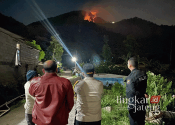Sejumlah petugas saat memantau kebakaran yang terjadi di lereng Gunung Telomoyo dari posko darurat di Dusun Dangklik, Desa Tolokan, Kecamatan Getasan, Kabupaten Semarang, pada Rabu malam, 18 September 2024. (Hesty Imaniar/Lingkarjateng.id)