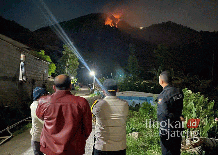 5,5 Hektare Lahan Perhutani Hangus Imbas Kebakaran Gunung Telomoyo Semarang 25 Sejumlah petugas saat memantau kebakaran yang terjadi di lereng Gunung Telomoyo dari posko darurat di Dusun Dangklik, Desa Tolokan, Kecamatan Getasan, Kabupaten Semarang, pada Rabu malam, 18 September 2024. (Hesty Imaniar/Lingkarjateng.id)