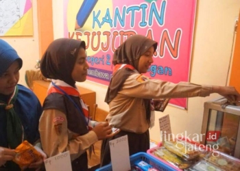 BELAJAR JUJUR: Siswa SMP Negeri 2 Kota Pekalongan sedang membeli makanan di Kantin Kejujuran, Jumat, 27 September 2024. (Dok. Kominfo Kota Pekalongan/Lingkarjateng.id)